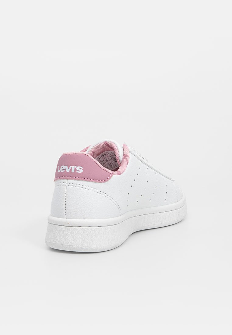 Baskets blanches avec une tige en cuir lisse et un accent rose au niveau du talon. Présente des détails perforés et une semelle en caoutchouc blanche.