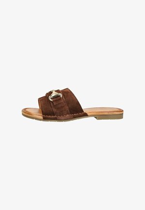 Brauner Wildleder-Pantoletten mit offenem Zehenbereich, breitem Riemen, silberner Schnallenverzierung und flacher beige Sohle.