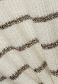 Witte gebreide stof heeft verticale strepen van zachte garen, afgewisseld met smalle metallic draadaccenten, wat textuur en detail toevoegt.