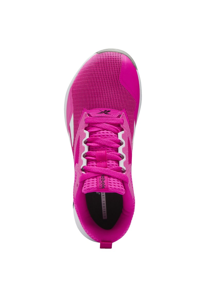 Růžová sportovní obuv s texturovaným síťovaným svrškem, bílými detaily a plochými tkaničkami. Design má zaoblenou špičku a polstrovanou podrážku.