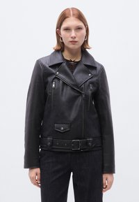 Schwarze Motorradlederjacke mit weitem Kragen, Reißverschlusstaschen und tailliertem Gürtel. Glatte Textur und silberfarbene Beschläge.