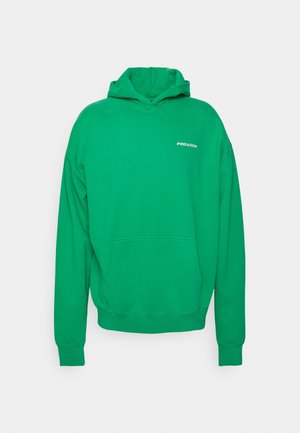 Sudadera verde hecha de un material suave, con un bolsillo delantero, puños acanalados y un logo impreso en el pecho. Diseño clásico de sudadera tipo pullover.
