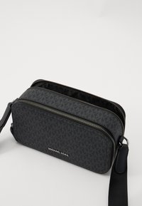Michael Kors UNISEX - Torba preko tijela - black