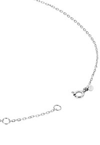 Hopeaketju made of silver, jossa on soikeat lenkit, varustettuna hummerilukolla ja pienellä pyöreällä tagilla lukon lähellä. Suoraan ja kiillotettua pinta.