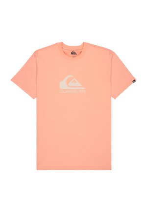 Kurzärmliges T-Shirt in heller Koralle, aus weichem Stoff gefertigt, mit einem weißen Quiksilver-Logo, das auf der Brust zentriert ist.
