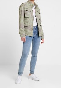 Superdry & Co Tunn jacka - khaki