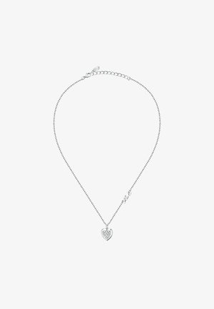 Collana in argento con un pendente a forma di cuore decorato con un insieme di pietre circolari e la parola "Amore" in un elegante corsivo.