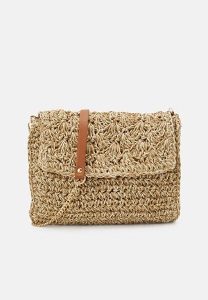 Sac à bandoulière en paille tressée beige avec fermeture à rabat, détail de sangle en cuir et poignée chaîne dorée sur fond blanc.