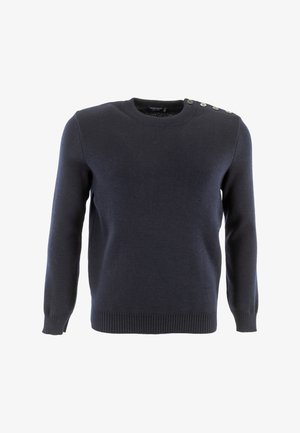 Maglione lavorato a maglia blu navy con scollo tondo e maniche lunghe. Presenta quattro bottoni decorativi sulla spalla sinistra.