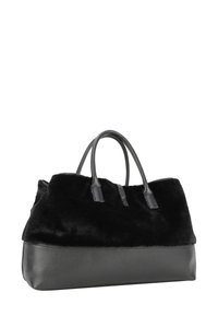 Sac à main noir avec une partie supérieure en fourrure douce et un fond en cuir texturé, équipé de deux poignées en cuir.