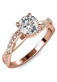 Anello in oro rosa con un grande diamante rotondo montato in una montatura a sei griffe, con diamanti più piccoli incastonati lungo una fascia intrecciata.