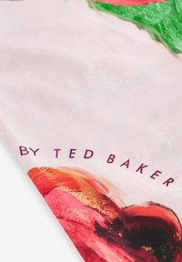 Gėlių šalikas iš Ted Baker, su rožinių ir žalių abstrakčių raštų ant šviesaus fono, su lygiu paviršiumi ir užapvalintais kraštais.