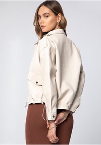 WITTCHEN Bunda z nepravej kože - cream