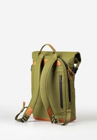 Zaino verde con chiusura arrotolabile e dettagli in pelle marrone, spallacce regolabili e imbottite, due cerniere laterali e una superficie liscia e raffinata.