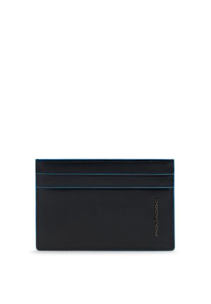 Porte-cartes en cuir noir avec trois emplacements horizontaux pour cartes et un petit logo vertical embossé sur le côté droit.