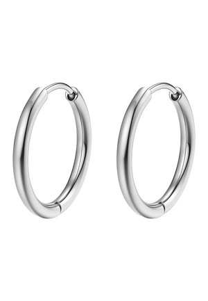 Par de pendientes de aro de plata lisos y brillantes con cierre de broche, mostrados sobre un fondo blanco.