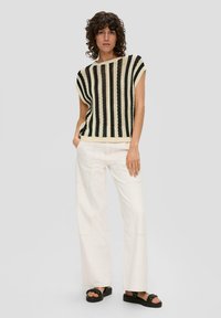 s.Oliver MIT AJOURMUSTER - T-shirt print - schwarz