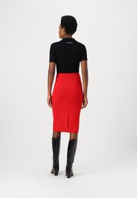 pure cashmere STRAIGHT MIDI SKIRT - Pouzdrová sukně - red
