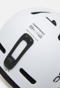 Weißer Helm mit schwarzen Riemen, Lüftungsöffnungen und Beschlägen. Textbeschriftungen geben die Materialien und die Größe von 55-58 cm an. Leichtes Design.