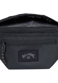 Funda de tela negra con cremallera en la parte superior, forma plana y un parche de logo cosido en el frente. Interior forrado con material suave.
