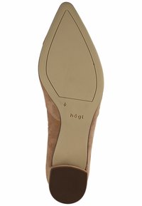 Semelle de chaussure beige à bout pointu avec un petit talon, taille 4, marquée "högl" près de la zone de la voûte plantaire.