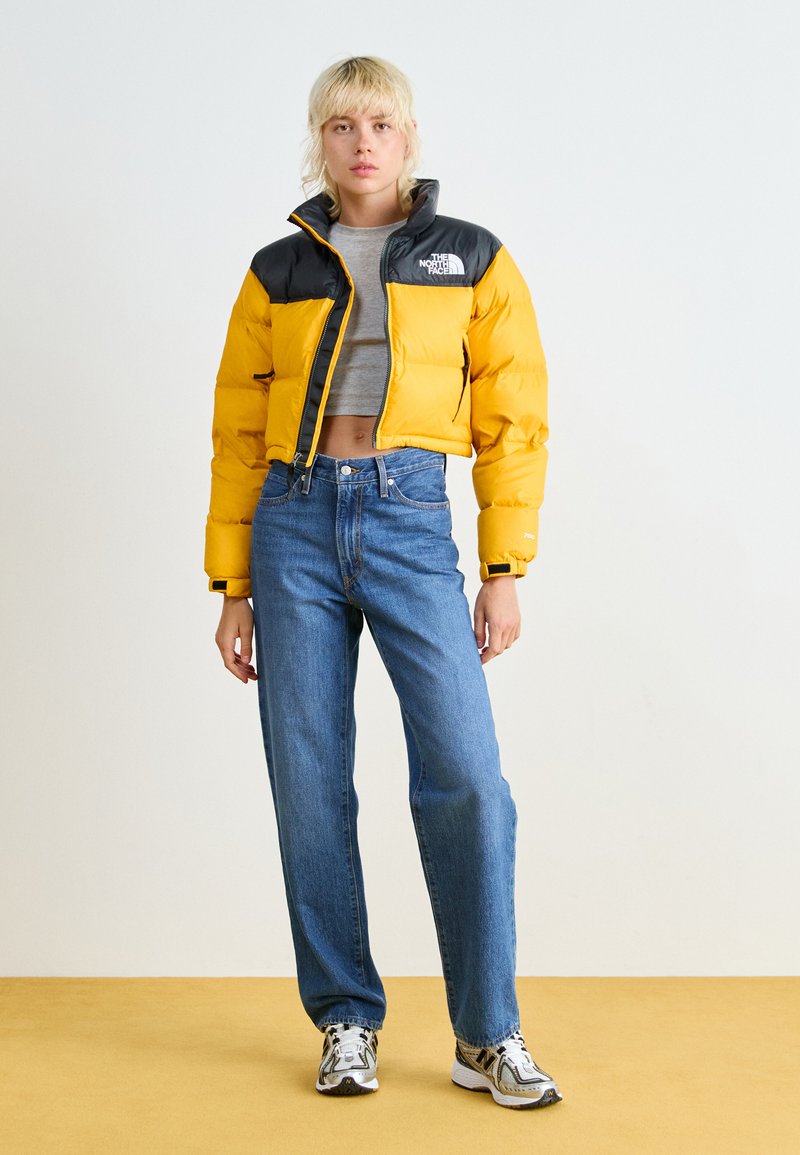 The North Face NUPTSE SHORT JACKET - Bunda z prachového peří - summit gold/black