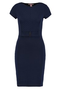 Granatowa, textured sukienka do kolan z krótkimi rękawami, dopasowanym talią, okrągłym dekoltem i małym paskiem w talii.