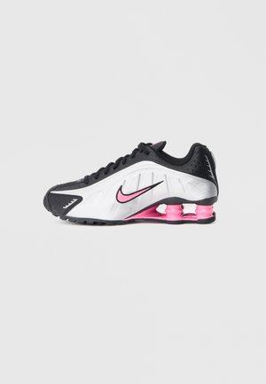 SHOX R4 UNISEX - Tenisky - black/silver-coloured/pinksicle
