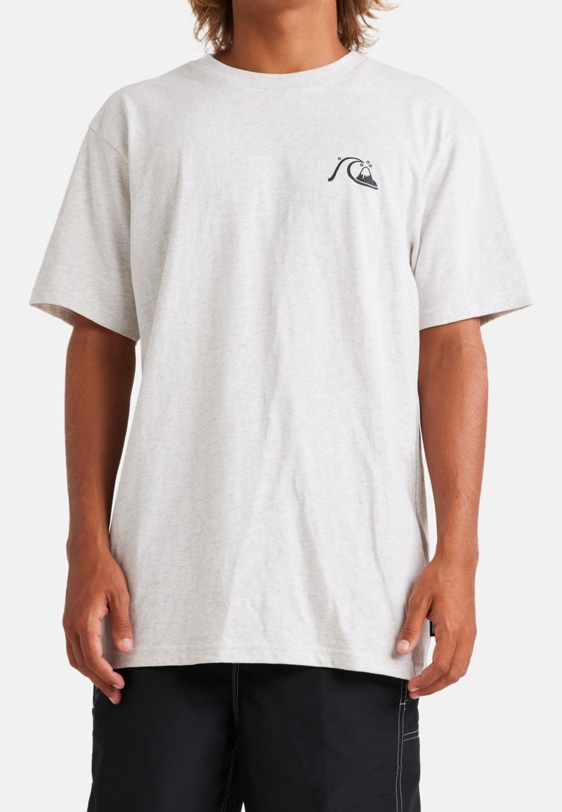 Camiseta de algodón gris claro con mangas cortas, escote redondo y un pequeño gráfico de ola en el lado izquierdo del pecho. Textura suave, corte relajado.