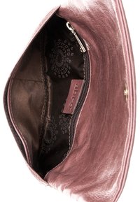 Bolso de cuero color rosa con un exterior texturizado, cierre de cremallera y forro interior suave con un patrón sutil. Etiqueta interna visible.