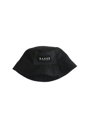Lächelnder junger Junge, der einen schwarzen Bucket Hat mit "Baker by Ted Baker"-Label und ein schwarzes Shirt mit grauem Grafikdesign trägt.