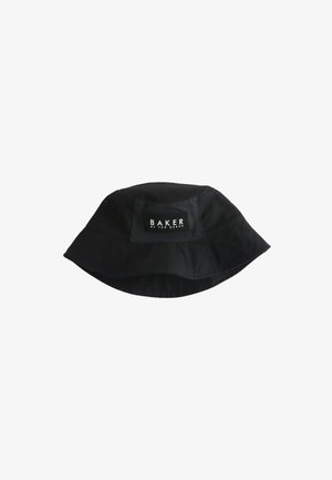 Lächelnder junger Junge, der einen schwarzen Bucket Hat mit "Baker by Ted Baker"-Label und ein schwarzes Shirt mit grauem Grafikdesign trägt.