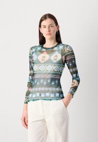 Top aderente a maniche lunghe realizzato in tessuto trasparente, con un design multicolore che include fiori e forme geometriche, con scollatura rotonda.