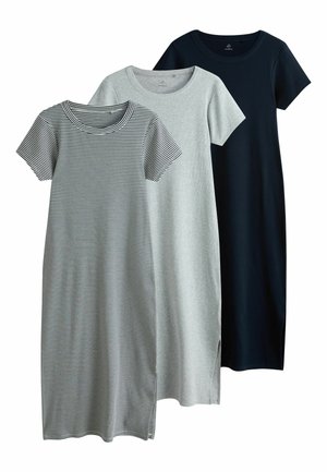 Tre midi-kjoler med korte ærmer og rund hals i sort og hvide striber, ensfarvet lysegrå og ensfarvet sort, vist fladt og overlappende.