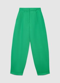 Pantalon vert à jambes larges en tissu lisse, doté d'une taille haute, de plis marqués et de poches latérales pour plus de fonctionnalité.