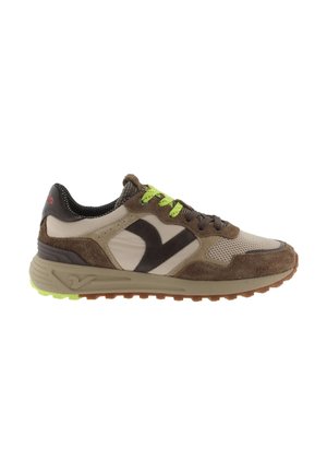 Bruine en beige sneaker met mesh en suède, donkerbruin logo aan de zijkant, neon groene en bruine veters en een zool van natuurrubber.