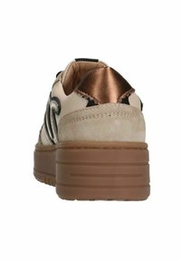 Sneaker mit einem beigen Obermaterial, einem braunen Wildlederabsatz und dunklen Akzenten. Dicke braune Sohle, runde Form und detaillierte Naht am Absatz.