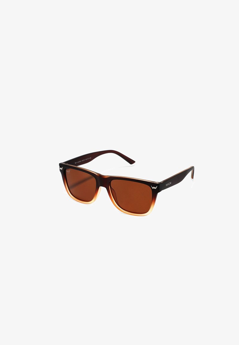 Braune Gradient-Sonnenbrille mit quadratischem Rahmen, ausgestattet mit dunkelbraunen Bügeln und einer glatten Oberfläche. Dezentes Logo auf dem Bügel.