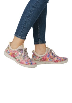 Baskets à motifs floraux avec une base rose clair, des accents beiges et une semelle en caoutchouc souple, conçues avec un système de laçage et un matériau léger.