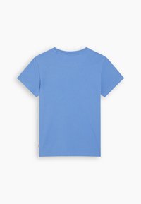 Ljusblå kortärmad t-shirt visad bakifrån mot en enkel vit bakgrund.