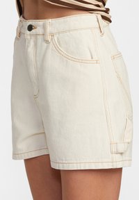Beiga denimshorts med hög midja, med fram- och bakfickor, orange söm och metallknappstängning.