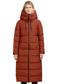Lange, gewatteerde bruine parka met een hoge kraag en een verstelbare trekkoordkap. Beschikt over een voorrits en zijzakken. Gestructureerd gewatteerd ontwerp.