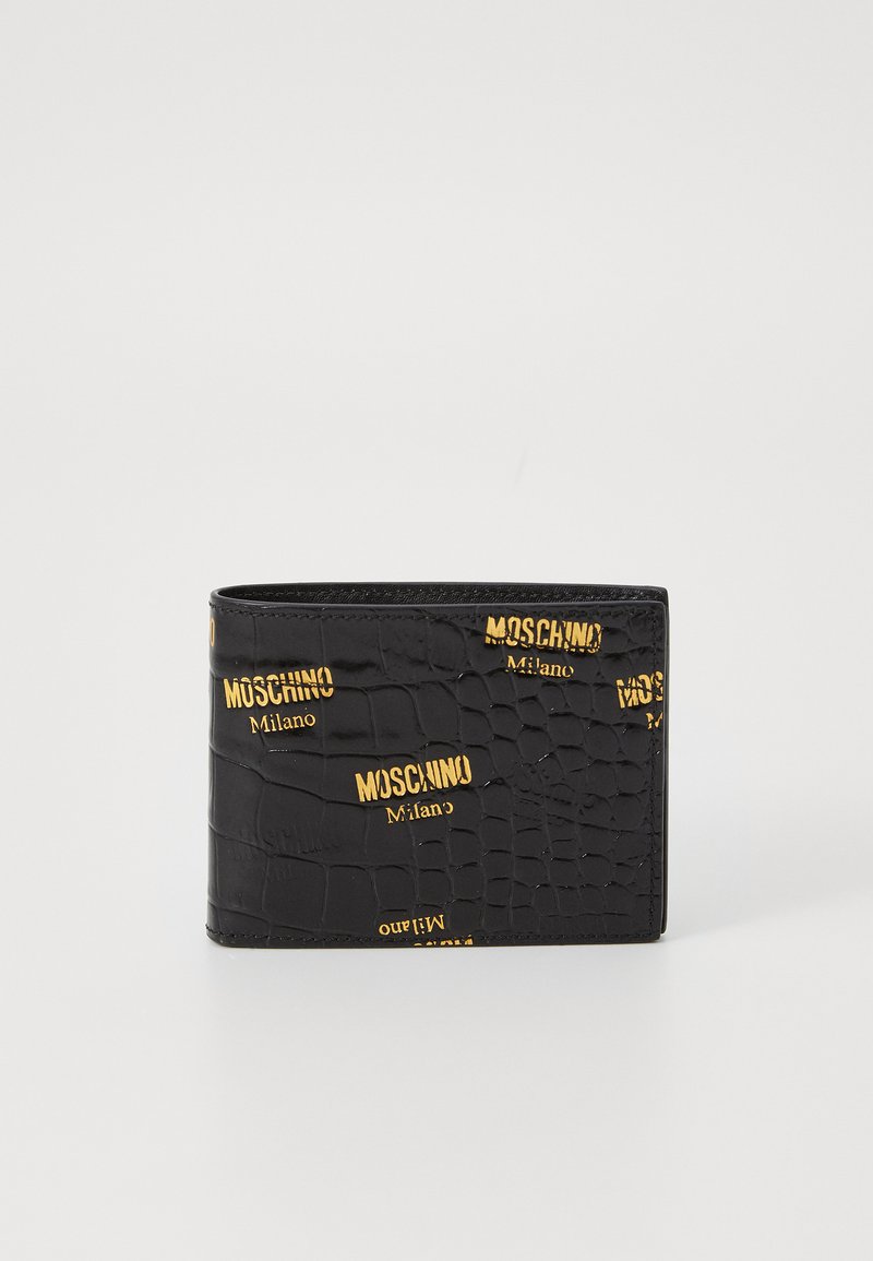 Portafoglio nero con texture a forma di coccodrillo, caratterizzato dalla scritta in rilievo "Moschino Milano" in oro. Design compatto con bordi rifiniti e hardware minimal.