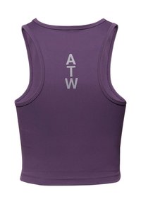 Fioletowy sportowy top na ramiączkach z okrągłym dekoltem i szerokimi ramiączkami, zdobiony literami "ATW" w kolorze srebrnym na plecach. Gładki, elastyczny materiał.