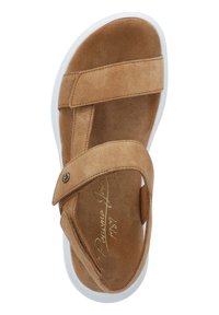 Braune Wildledersandale mit zwei breiten Riemen und einer weißen Gummisohle. Goldenes Logo auf der Fußbett geprägt. Flaches Design mit minimalem Profil.