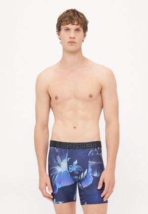 Männer Boxershorts in Marineblau mit floralem Muster in Blau und Lila. Elastischer Bund mit dem Aufdruck "UNDER" in Schwarz. Glatter Stoff.