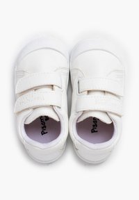 Białe trampki z gładkim wykończeniem ze skóry, posiadają podwójne paski na rzepy, wyściełany kołnierz oraz miękką wyściółkę wewnętrzną. Zaokrąglony design noska.