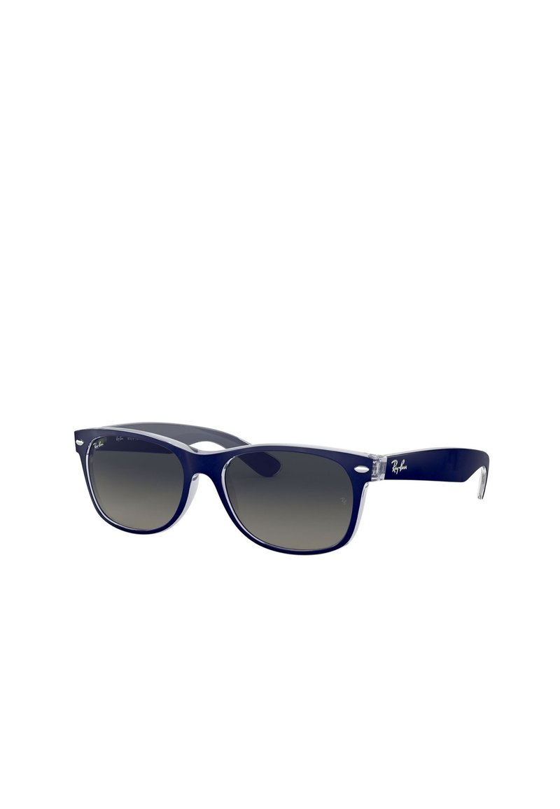 Occhiali da sole in plastica blu navy con lenti grigie sfumate, forma rettangolare arrotondata, dettagli trasparenti sulle aste e logo sul lato.