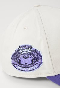New Era PATCH EFRAME UNISEX - Καπέλο - offwhite/lila