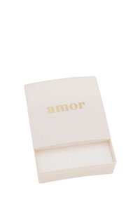 Pequeña caja rectangular blanca con tapa removible, texto dorado "amor" centrado en la tapa, caja mostrada parcialmente abierta sobre un fondo blanco.